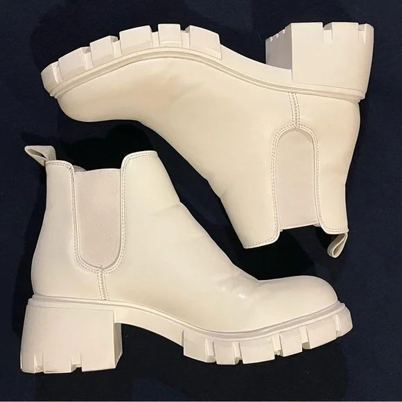 Steve Madden white Chelsea boots. Ankle-high. Chunky heel. Elastic side panel. 8 - Picture 1 of 12